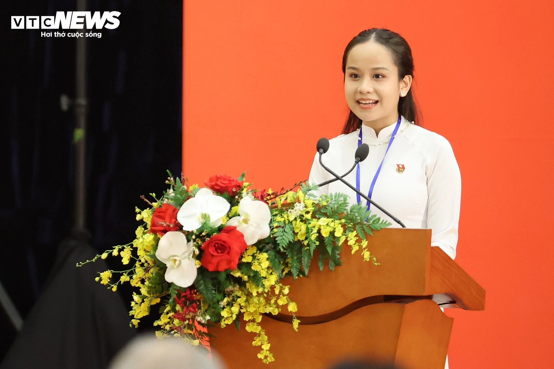 Le Nguyet Quynh, a student of the Foreign Language Specialised School under the Vietnam National University-Hanoi, speaks at the event.