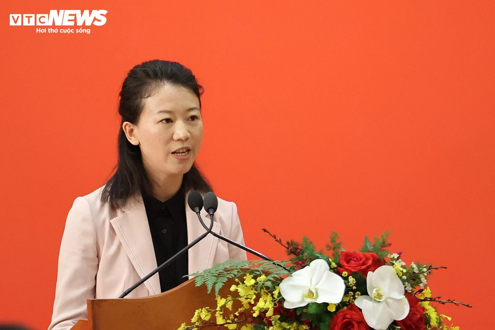 Ye Xiuping, an official of China’s Yunnan Association for Friendship with Foreign Countries, speaks at the event.