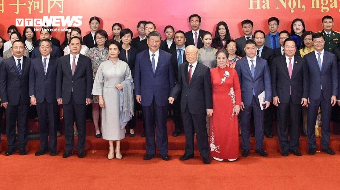 Party General Secretary Nguyen Phu Trong and his wife, Party General Secretary and President of China Xi Jinping and his wife and delegates pose for a photo
