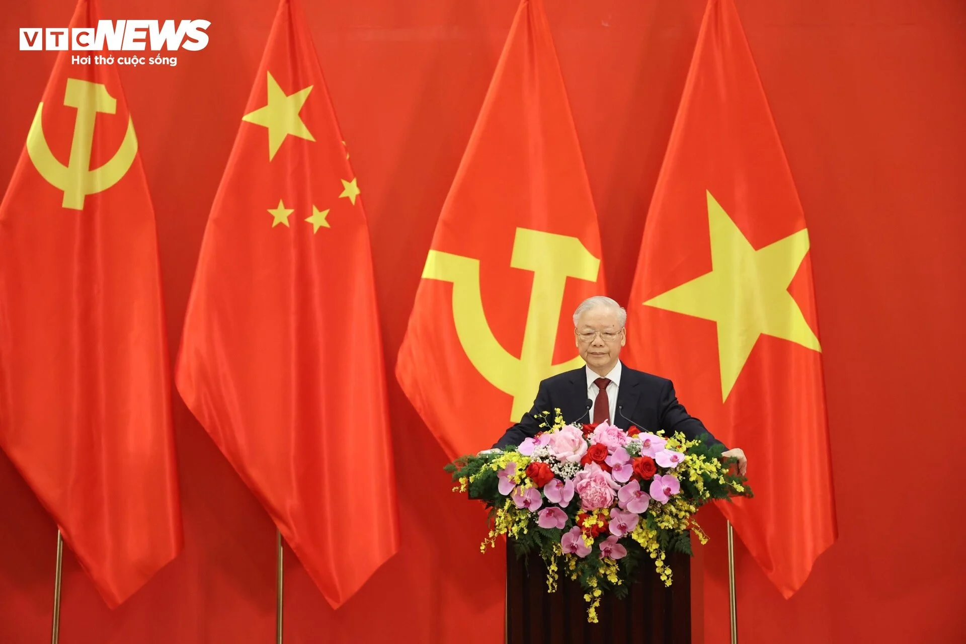 General Secretary Nguyen Phu Trong speaks at the meeting.
